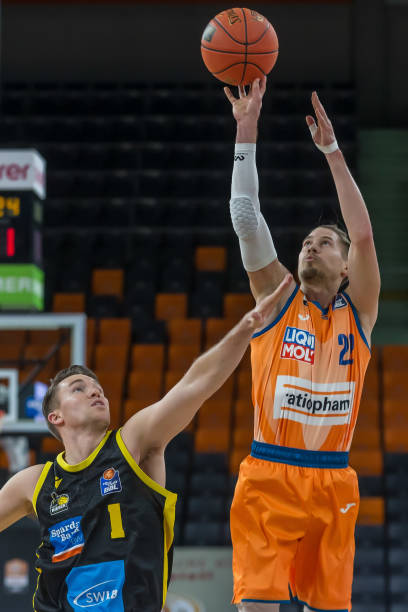 他在各大俱 他在各大俱